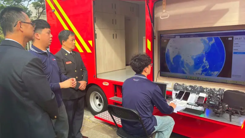 ▲指揮車可於災害現場，由指揮官透過系統同步模擬小隊救災行動部署，掌握入室位置與時間，確保第一線消隊員安全。（圖／正德防火提供）