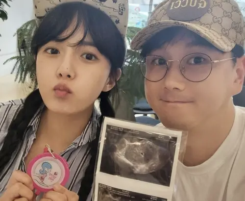 ▲姜恩菲（左）的心理陰影使她不敢在他人面前表達真正的自己，影響到了她的婚姻生活。（圖／IG@ekobi_）