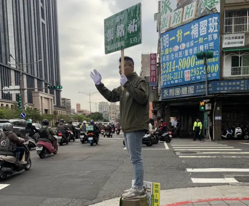 喪父第3日站路口拜票　張銘祐憶：爸爸最放不下我的初選
