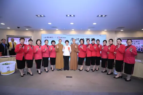 ▲中區總住持覺居法師帶領赴台中市府致贈近萬碗臘八粥、春聯及馬年紅包，感謝市府員工一年來對市政的努力。（圖／市府提供）