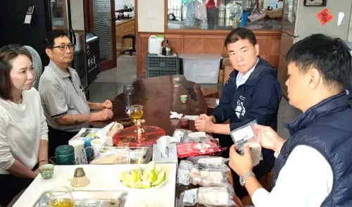 ▲高雄市政府海洋局局長石慶豐(右2)陪同國際貿易商，拜會水產食品業者，進行現場交流與意見討論。(圖／高雄市政府海洋局提供)