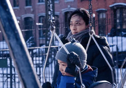 ▲桂綸鎂（右）拍攝《最親愛的陌生人》曾有凌晨拿到劇本，當天傍晚就要拍的緊張高壓情況。（圖／甲上娛樂提供）