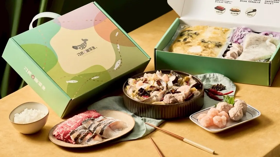 ▲團圓年菜吃刁民酸菜魚免排隊！農曆春節圍爐開吃全新「秘罈酸菜魚禮盒」888元，推薦必點的三大配料，手工豬肉丸、完美蝦滑與美國雪花牛通通有；下殺81折限量2000盒，1月20日起全台門市與官網開賣。（圖／刁民酸菜魚diaominasia.com）