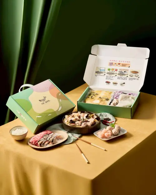 ▲刁民酸菜魚「秘罈酸菜魚禮盒」特價888元，含秘罈酸菜魚雙人份300g烏鯉魚片、完美蝦滑一份、手工豬肉丸4顆、雪花牛150g、陳皮洛神花茶。（圖／刁民酸菜魚diaominasia.com）