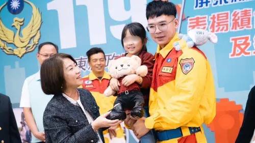 奇蹟生還後再見！光復6歲女童小沂送花寫卡片　謝救命的消防英雄
