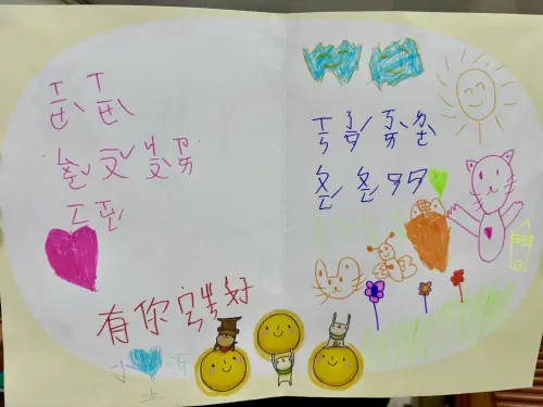 ▲曾受困花蓮馬太鞍堰塞湖的6歲女童小沂，19日到屏東消防局119消防節表揚典禮獻花致謝，還寫小卡感謝搜救隊員。（圖／攝自周春米Facebook）