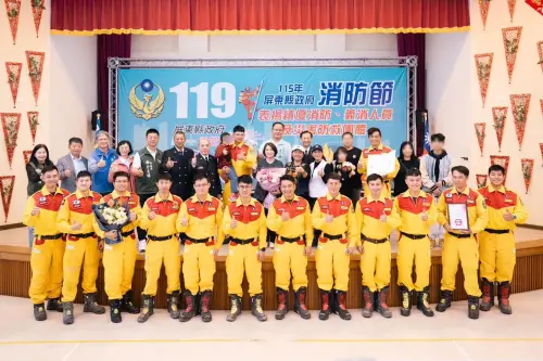 ▲曾受困花蓮馬太鞍堰塞湖的6歲女童小沂，19日到屏東消防局119消防節表揚典禮獻花致謝。（圖／攝自周春米Facebook）