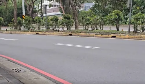 ▲新竹市東區寶山路高峰植物園路段，19日上午一輛貨車疑似油箱蓋脫落，汽油外洩造成路面溼滑，後方5名機車騎士接連摔倒，4人受傷送醫，所幸皆無生命危險。（圖／翻攝畫面）