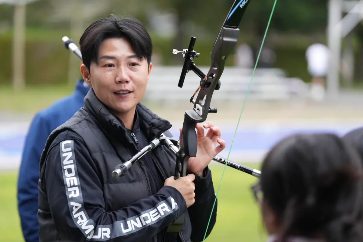 ▲中華奧會榮譽主席林鴻道、里約奧運射箭女團銅牌之一的雷千瑩也一起深入偏鄉，撒下希望的種子。雷千瑩還在南山國小指導射箭隊，讓師生、家長都相當興奮。（圖／中華奧會提供）