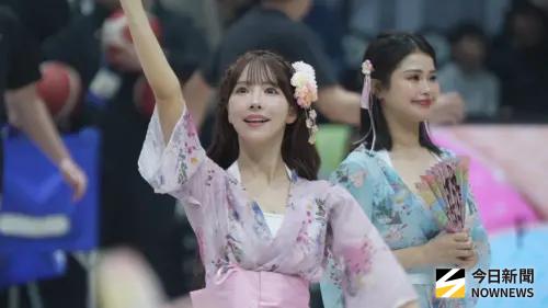 ▲三上悠亞在結束禮拜天的籃球賽應援後，在新竹湖口休息站與球迷巧遇。（圖／記者張一笙攝）