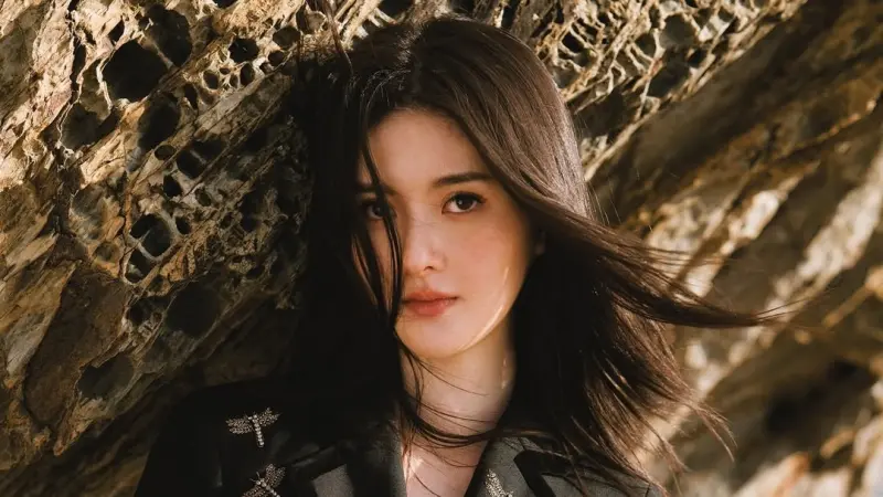 ▲名媛孫芸芸26歲愛女「微風小公主」廖思惟（如圖）近況曝光，身為微風集團潛在接班人之一，她在澳洲求學之餘，曬出10年前比基尼舊照掀話題，16歲青澀舊照再度成為關注焦點。（圖／翻攝自廖思惟IG@trinityliao）