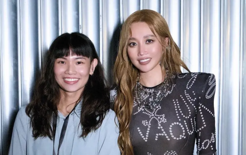 ▲A-Lin（右）日前受到健康科技品牌邀請，在大巨蛋演唱，她重現台東跨年演唱會的「娜魯One」哏，連球后戴資穎（左）都是座上賓。（圖／喬山健康科技提供）