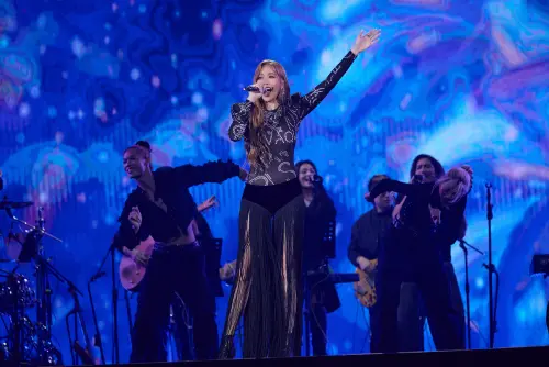 ▲A-Lin受邀參與慈善演唱會，在場上重現台東跨年演唱會最熱門的「娜魯One」哏。（圖／喬山健康科技提供）