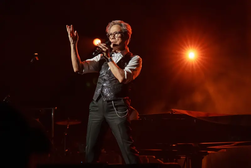 ▲現年71歲的音樂教父羅大佑（如圖），今年推出《四季戀紅交響宴音樂會》，組16人樂團，帶粉絲重返他當醫學生時期的台中、擁有人生第一把吉他的高雄，一起聽他唱歌，重返他的音樂起點。（圖／大右音樂提供）