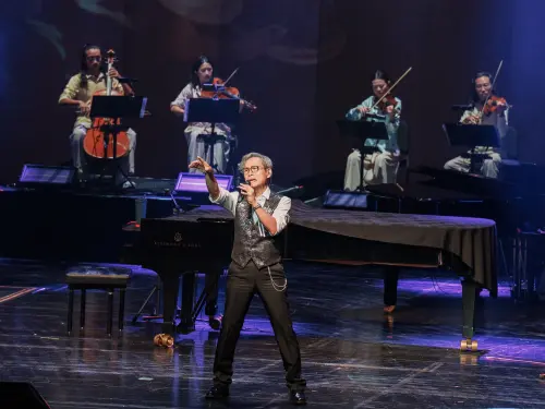 ▲羅大佑（前排）棄醫從樂近半世紀，今年伊始，他組成16人樂團，在台中國家歌劇院、高雄衛武營開唱，帶粉絲重返他音樂路的起點。（圖／大右音樂提供）