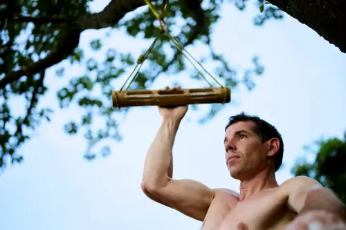 ▲霍諾德最讓當地人震驚的舉動，莫過於他曾「蒙住雙眼」攀上一面35英尺（約10.6公尺）高的岩牆。（圖／Netflix提供）