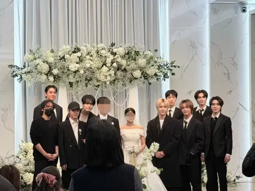 ▲Lucas（上排左1）在經紀人婚禮上久違同框NCT成員。（圖／微博@搜狐韓娛）