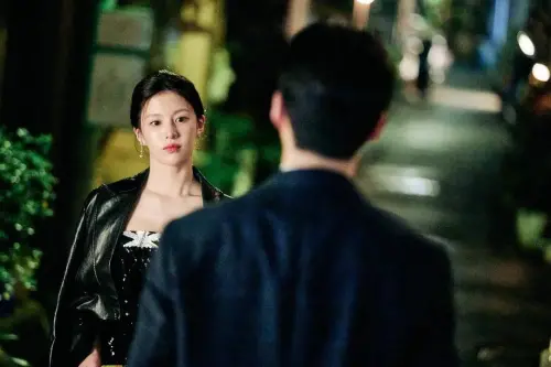 ▲女主角車茂熙，乍看之下是陽光、直率、說話不拐彎抹角的當紅女星，但她的人生底色，卻是一連串被拋棄與否定的經驗。（圖／圖片提供：Netflix）