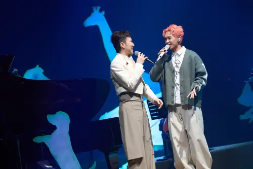 ▲雞丁（右）穿有三隻狗狗的衣服擔任阿龔（左）音樂會嘉賓，結果竟然和音樂會主題不謀而和。（圖／緒風有限公司提供）