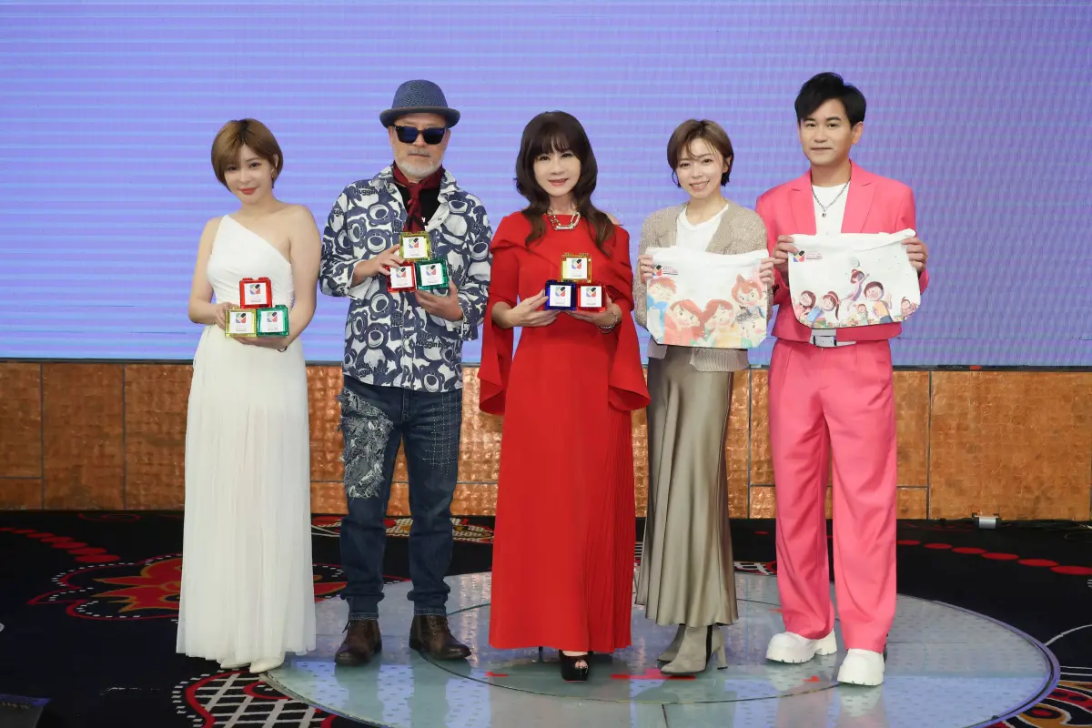 ▲歌手吳俊宏（右起）、王瞳、龍千玉、班鐵翔和孟慶，齊聚高雄為受虐兒而唱。龍千玉感慨，不懂為什麼有人會對孩子下毒手。（圖／台灣愛與希望國際關懷協會提供）