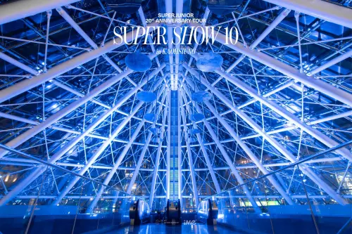 ▲SUPER JUNIOR在高雄開演唱會，包含美麗島捷運站、高雄流行音樂中心、愛河、旅運中心等4大地標，晚上都點亮代表Super Junior的寶藍色燈光。（圖／高雄市政府臉書www.facebook.com/bravo.Kaohsiung）