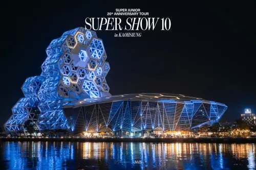 ▲SUPER JUNIOR即將於本週末在高雄開演唱會，包含美麗島捷運站、高雄流行音樂中心、愛河、旅運中心等4大地標，晚上都點亮代表Super Junior的寶藍色燈光。（圖／高雄市政府臉書www.facebook.com/bravo.Kaohsiung）