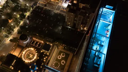 ▲迎SUPER JUNIOR演唱會，承億酒店27樓BAR KAO泰式餐酒館同樣應援，點上寶藍色燈海。（圖／承億酒店提供）