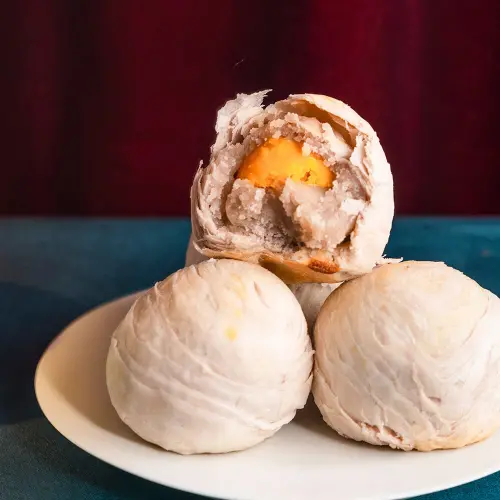 ▲鹿港「新口味食品行」今年與大稻埕知名芋頭甜點品牌「食芋堂」共同推出限量聯名「新芋滿滿禮盒」。（圖／新口味食品行提供www.yolkpastry.com.tw/）