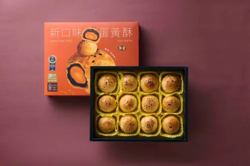 ▲新口味食品行也提到，今年推出全新包裝的12入蛋黃酥禮盒售價600元。（圖／新口味食品行提供www.yolkpastry.com.tw/）