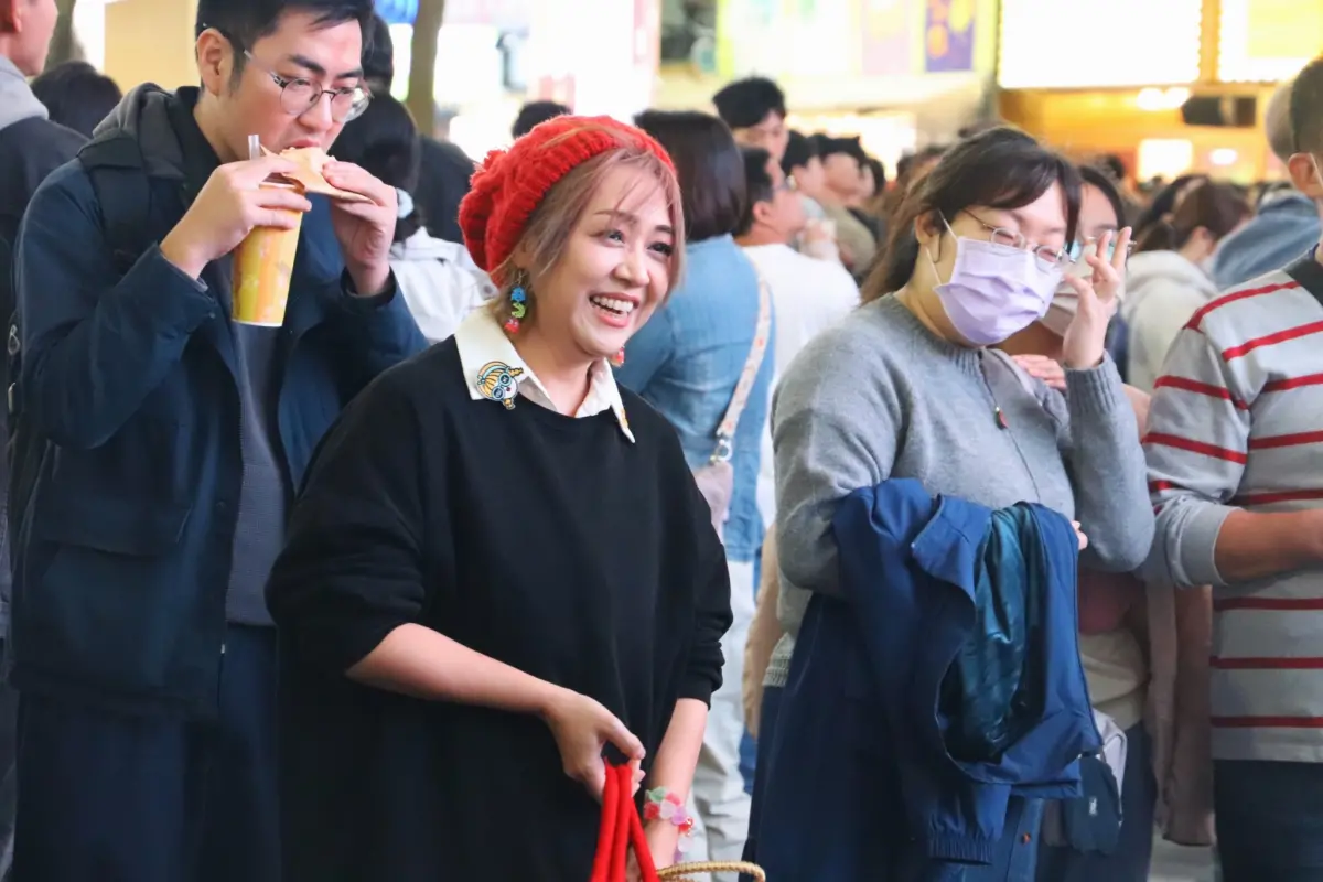 ▲《甄嬛傳》片尾曲〈淚崩了〉的原唱吳亦帆（中）現身西門町，加入學生表演陣容開唱，吸引數百名路人圍觀大合唱，但卻被檢舉，她安撫學生，後來還加碼爆料她的老爸北原山貓在她童年時曾差點害死她的事。（圖／台北海大提供）