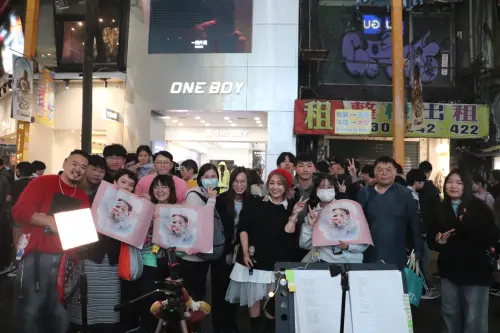 ▲《甄嬛傳》片尾曲〈淚崩了〉的原唱吳亦帆現身西門町，加入學生表演陣容開唱，吸引數百名路人圍觀大合唱。（圖／台北海大提供）