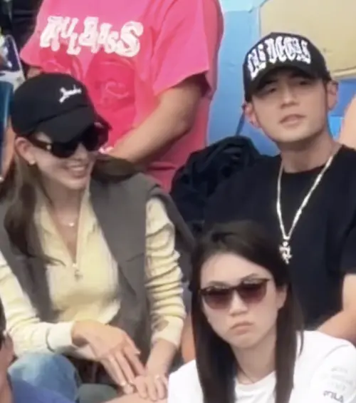 ▲昆凌（後排左）和周杰倫（後排右）在澳網場上互動親密，互摸大腿談笑風生，羨煞粉絲。（圖／翻攝自抖音＠香草吧吧噗）