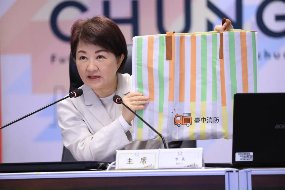 ▲台中市長盧秀燕秀出大容量的多功能防災包。（圖／台中市政府提供，2026.01.20）