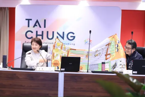 ▲台中市長盧秀燕攤開多功能防災包，緊急避難時可以打地舖用。（圖／台中市政府提供，2026.01.20）