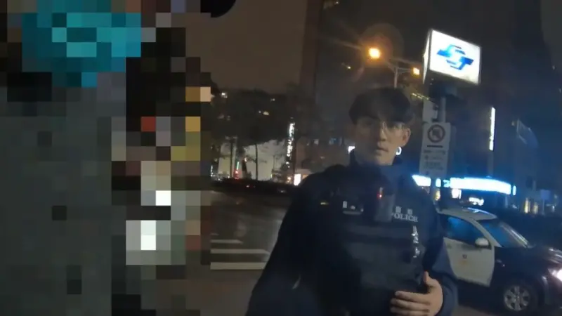 ▲台北市大安區昨（19日）發生一起行車糾紛，司機不滿乘客開後座燈耗電並控訴紙袋刮到車。（圖／翻攝畫面）