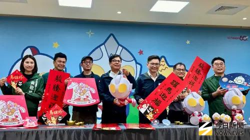 馬年新春萌翻天！陳其邁開箱「初代超人力霸王」紅包、提燈
