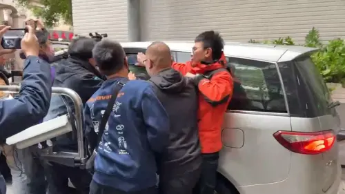 ▲亂刀砍死父母！蘆洲逆子移送新北檢　死者親友怒敲窗：垃圾。（圖／翻攝畫面）