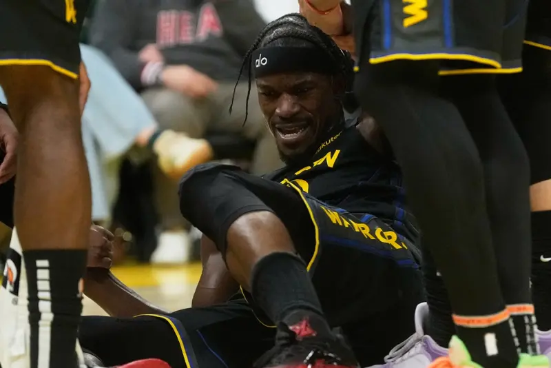 ▲右膝前十字韌帶撕裂導致賽季報銷，巴特勒（Jimmy Butler）的倒下不只重創勇士戰力，也正式宣告球隊今年與明年的爭冠藍圖全面瓦解。（圖／美聯社／達志影像）