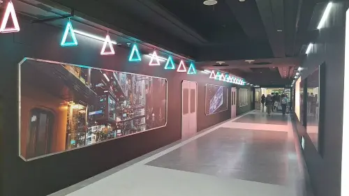 ▲西門地下市以「年輕、多元、共感」為核心的空間設計，整體採用深灰色調性結合霓虹光影，營造出獨特的地下城市風貌。（圖／台北捷運）