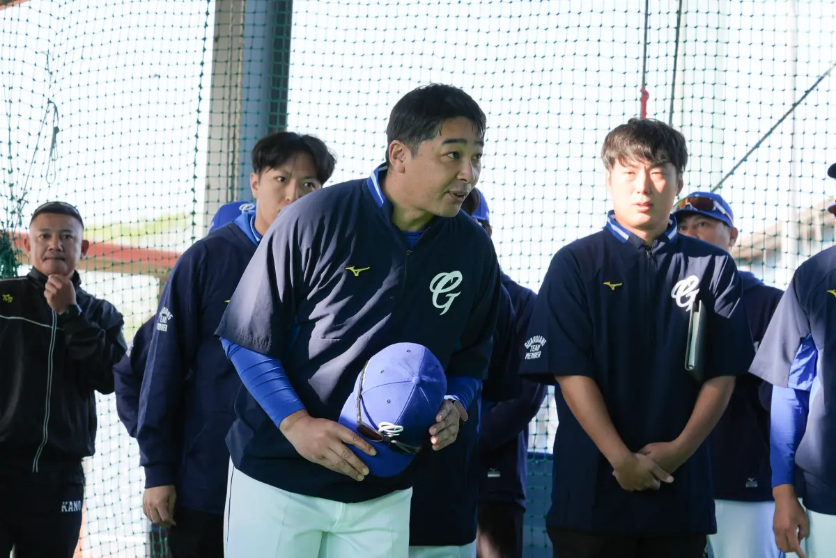 ▲富邦悍將首席教練森野将彦為前中日龍名將，他在受訪時突然爆料曾有機會跟後藤光尊同隊，而後藤光尊則是微笑回應。（圖／富邦悍將提供）