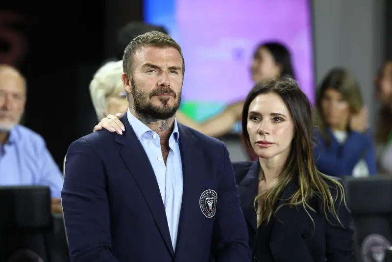 ▲英國足球傳奇貝克漢（David Beckham；左）與維多利亞（Victoria Beckham；右）1999年結婚，2人相戀29年，從男方一見鍾情，到一度婚外情傳言，貝克漢依舊深深愛著維多利亞，宛如童話般的愛情故事持續上演。（圖／美聯社／達志影像）
