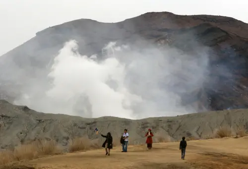 阿蘇火山直升機2台灣人失聯！警衛聽「砰」巨響　熊本知事發聲了
