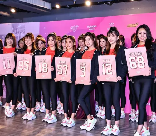 ▲陳伊（左）2021年透過徵選重返桃園棒球場舞台，與林襄（左2）等人一同入隊。（圖／翻攝自Rakuten Girls臉書）