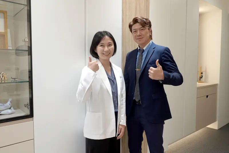 ▲營養師鄭惠文(左)展現職人堅持，委託歐德傢俱設計師林盈愷(右)以健康無毒「綠建材」打造全齡安心宅。（圖／歐德提供）