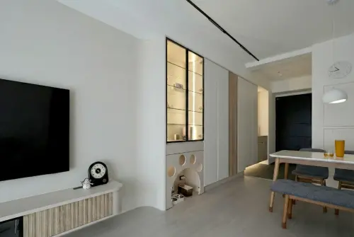 ▲因應「五口之家」儲物需求，歐德規劃大型收納牆，統合汙衣區、高爾夫球具、嬰兒車、行李箱及大小家電，美感機能兼具。