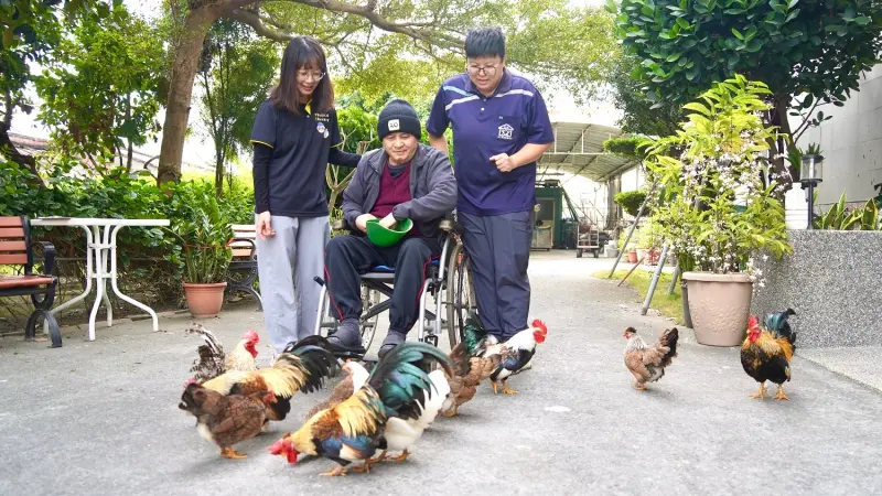 ▲園區透過綠化帶、小動物與生活紀錄分享，營造溫暖如家的照護環境。（圖／屏東縣府提供）