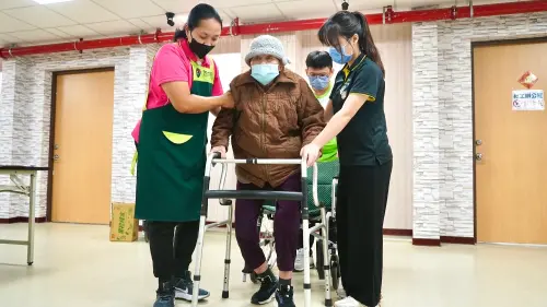 ▲阿米婆婆逐步由高度依賴邁向「部分自立」，從完全無法站立到一步一步向前。（圖／屏東縣府提供）