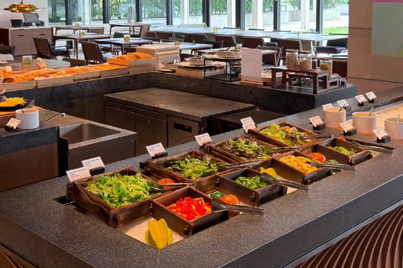 ▲花蓮潔西艾美渡假酒店於每週五、六、日特別加碼推出「探索廚房」的早午餐，並有優惠，像是65歲以上可享買一送一優惠，平均一人630元。（圖／花蓮潔西艾美渡假酒店提供 www.lemeridien-hualien-resort.com）