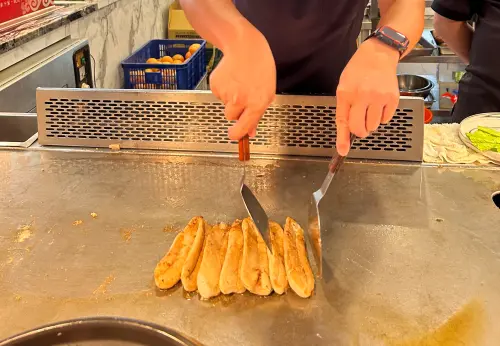 ▲千葉火鍋春季美食新計劃 ，推出現煎「烏魚膘」，還有年菜吃到飽。（圖／千葉火鍋集團提供www.cyhotpot.net）