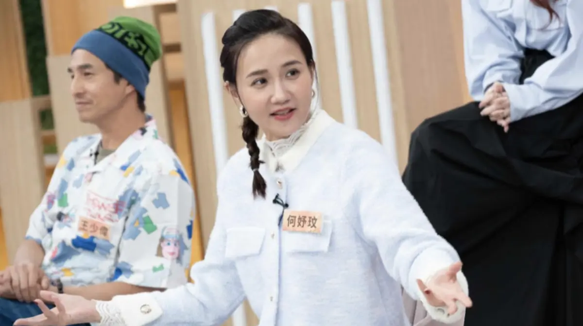 ▲何妤玟（如圖）登上《小姐不熙娣》痛揭童年破碎故事，當時年僅3、4歲被送往姨媽家寄養，心碎喊道：「就像被當皮球般來回拋接！」長期受失眠與孤單感困擾，逼哭眾人。（圖／東森綜合台提供）